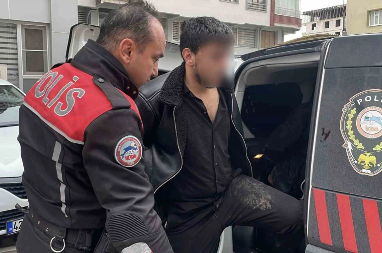 Araçtan uyuşturucu maddeyi attılar, yakalanınca ‘üzerimde bir şey yok" savunması yaptılar