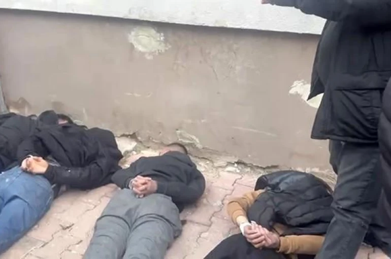 Aranan şahıs yakalanacağını anlayınca arkadaşlarıyla polise direndi