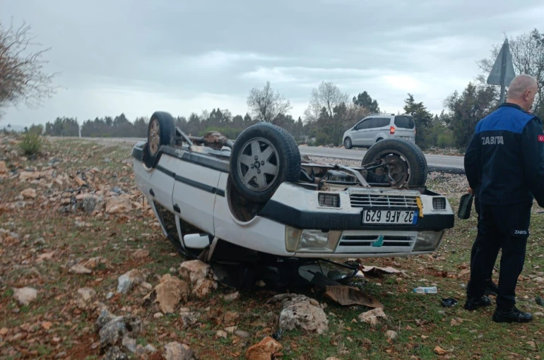 Araziye devrilen otomobilden yara almadan çıktılar 