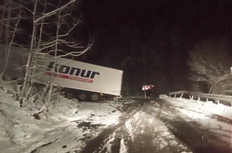 Ardahan-Artvin karayolunda kayan tır yolu kapattı, onlarca araç mahsur kaldı 