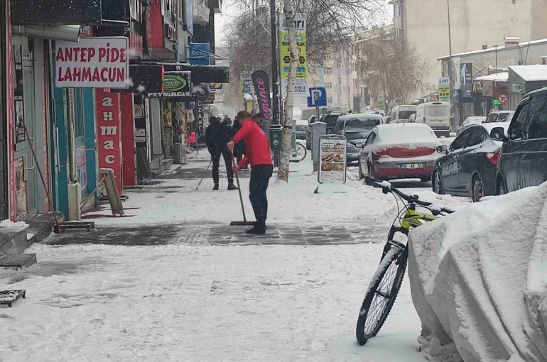 Ardahan yeniden beyaza büründü