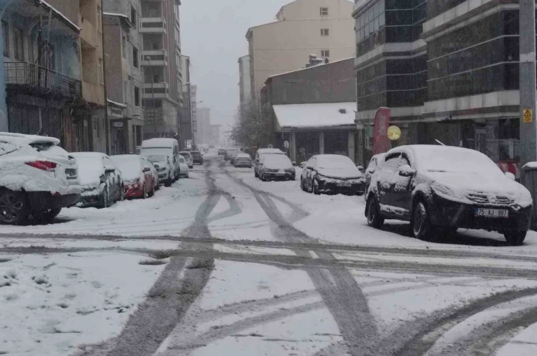 Ardahan’a kış geri geldi 