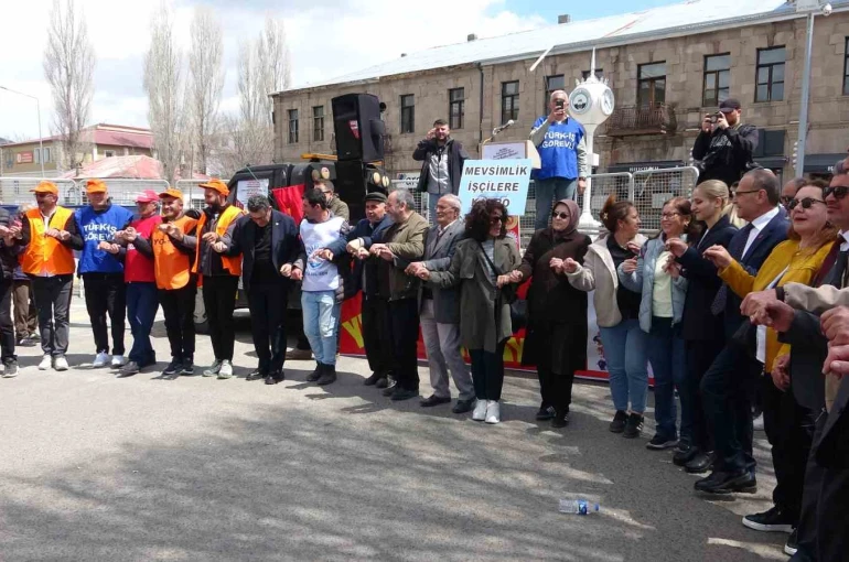 Ardahan’da 1 Mayıs Emek ve Dayanışma Günü halaylarla kutlandı 