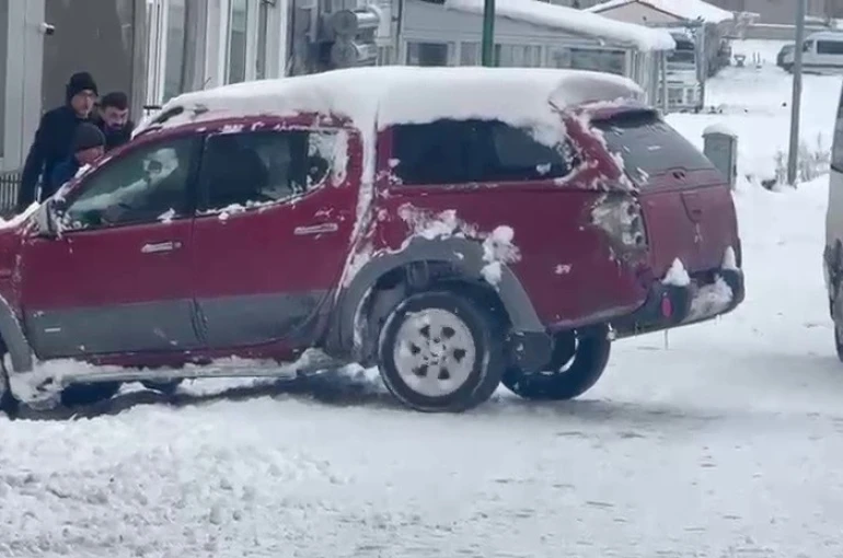 Ardahan’da buz tutan yolda araçlar ilerleyemedi 