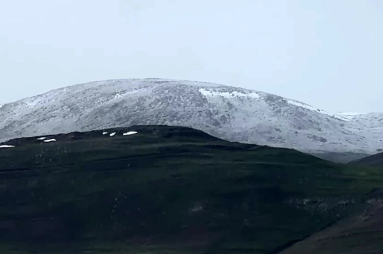 Ardahan’da dolu yağışı sonrası dağlar beyaza büründü