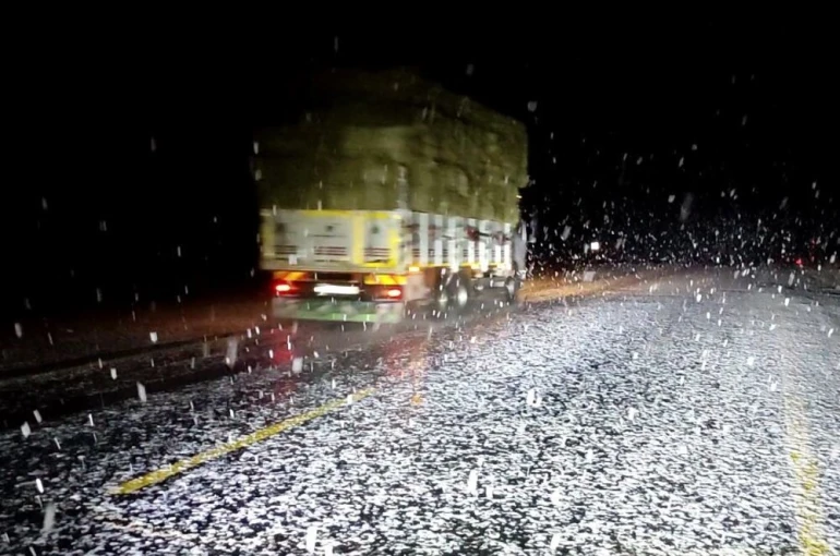 Ardahan’da kar yağışı ulaşımı olumsuz etkiledi 