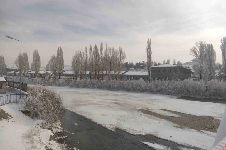 Ardahan’da kar yerini soğuk havaya bıraktı