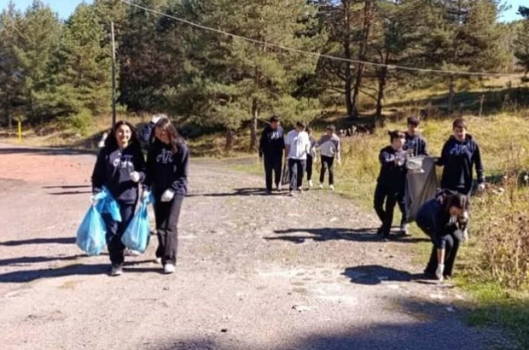 Ardahan’da öğrenciler orman temizledi 