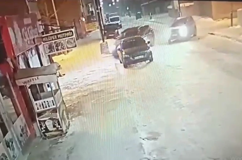 Ardahan’da otomobil iş yerine daldı