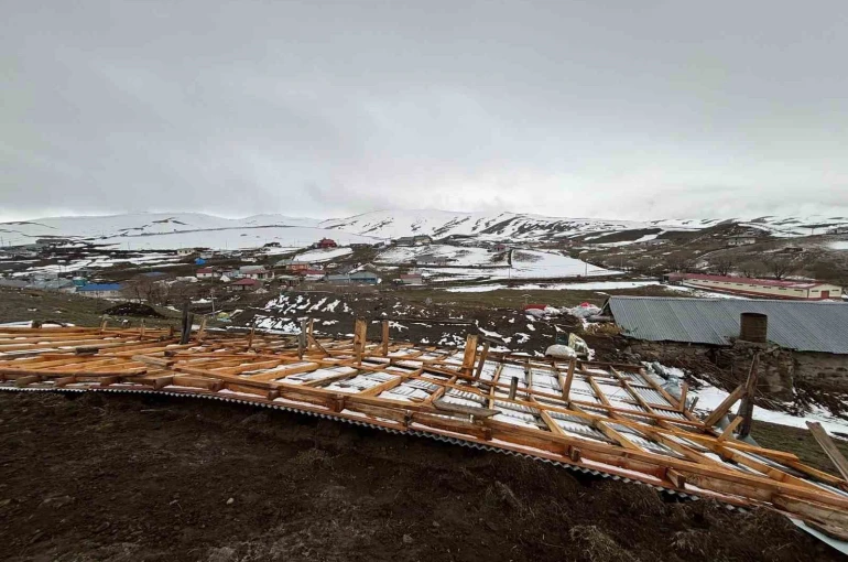 Ardahan’da şiddetli rüzgar çatıları uçurdu 