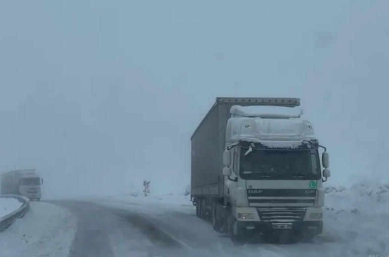 Ardahan’da ulaşıma kar ve tipi engeli 