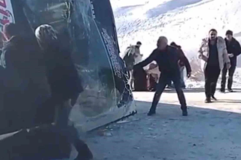 Ardahan’dan gelen yolcu otobüsü Susuz’da devrildi: 17 yaralı 