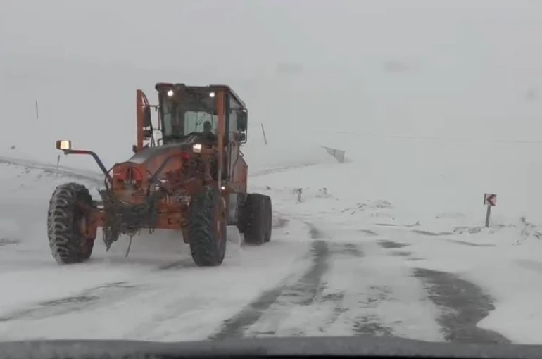 Ardahan’ın yüksek kesimlerinde kar ve tipi ulaşımı aksatıyor 