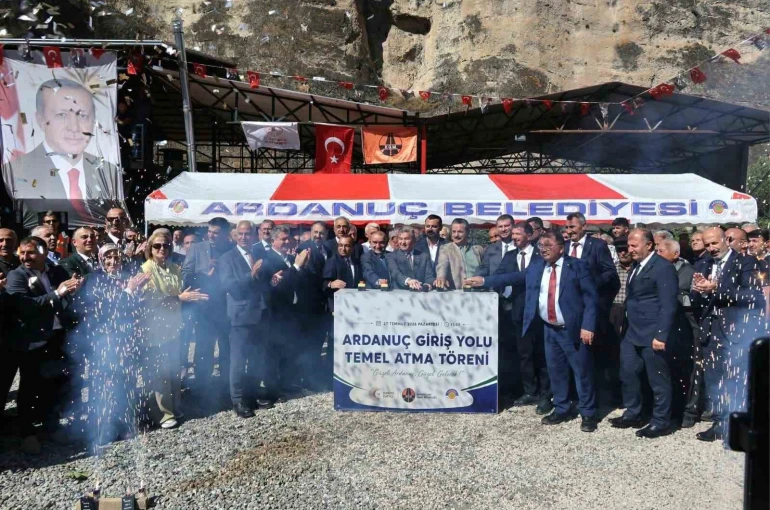 Ardanuç ilçesine 200 milyon liralık giriş yolu projesi 