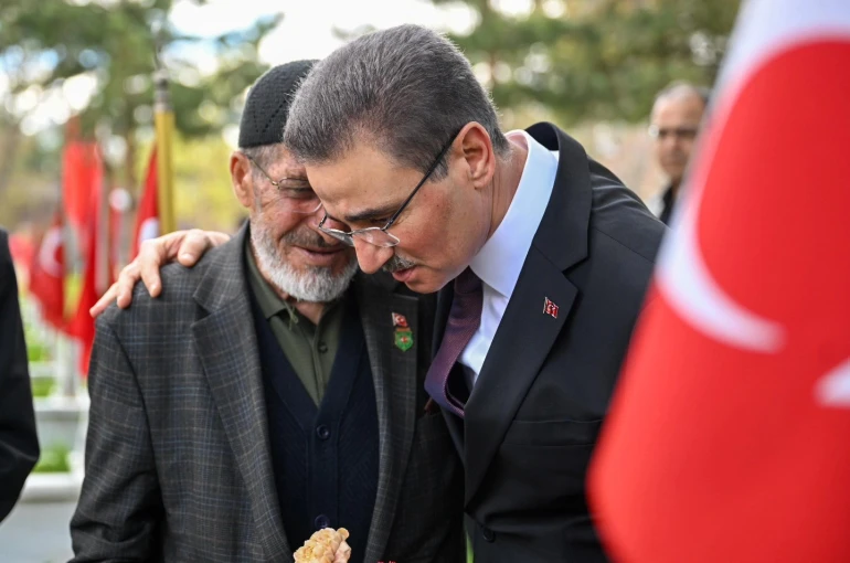 Arefe günü şehitlerin kabri ziyaret edildi 