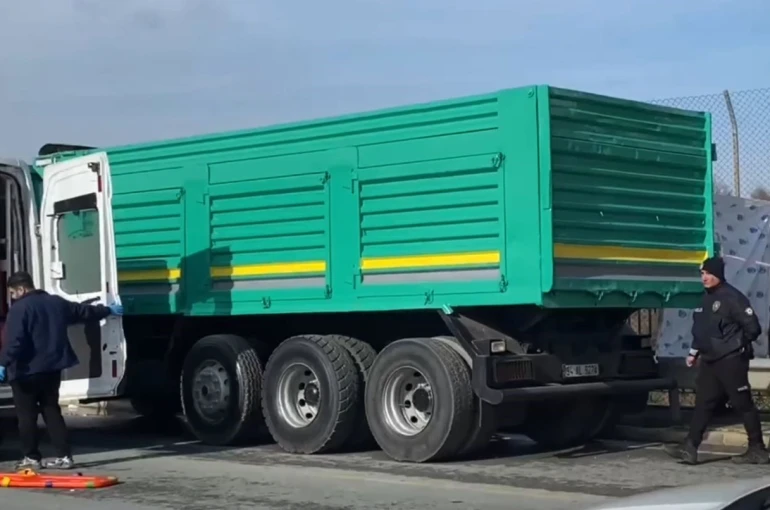 Arıza yapan kamyonu tamir ederken kabinin altında kalarak can verdi 