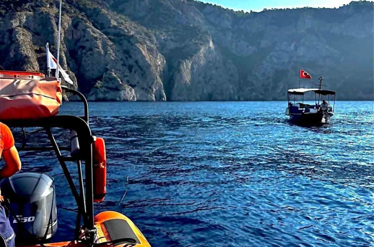 Arızalanan balıkçı teknesini Kıyı Emniyet ekipleri kurtardı 
