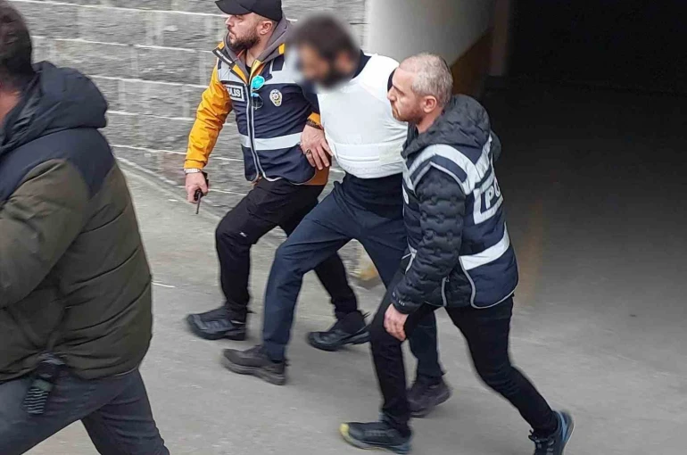 Arkadaşını bıçaklayarak öldüren zanlı emniyetteki sorgusunun ardından adliyeye sevk edildi 