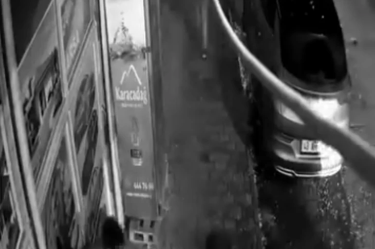 Arkadaşlarıyla şakalaşırken çarptığı camın kırılması ile iş yerinin içine düştü 