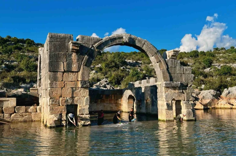 Arkeologların çamur ve suyun içinde bin 850 yıllık antik havuzu gün yüzüne çıkarma çabası 