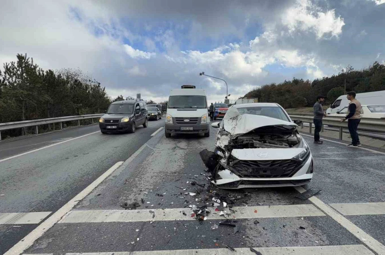 Arnavutköy yolunda zincirleme kaza: 3 araç birbirine kitlendi 