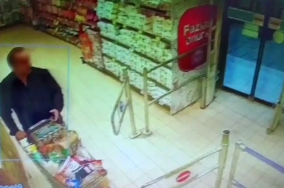 Arnavutköy’de 10 bin TL’lik market hırsızlığı kamerada 