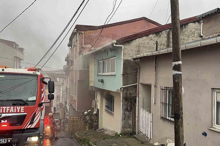Arnavutköy’de 2 katlı evde korkutan yangın: 2 kişi dumandan etkilendi 