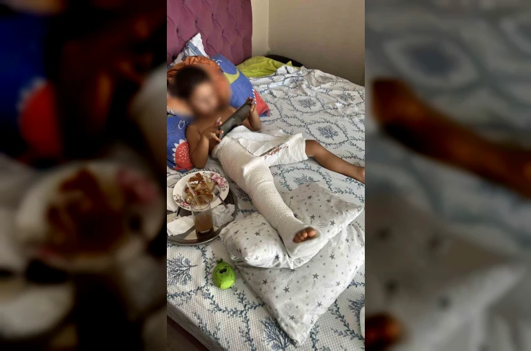 Arnavutköy’de 4 yaşındaki çocuğun üzerine kale direği devrildi
