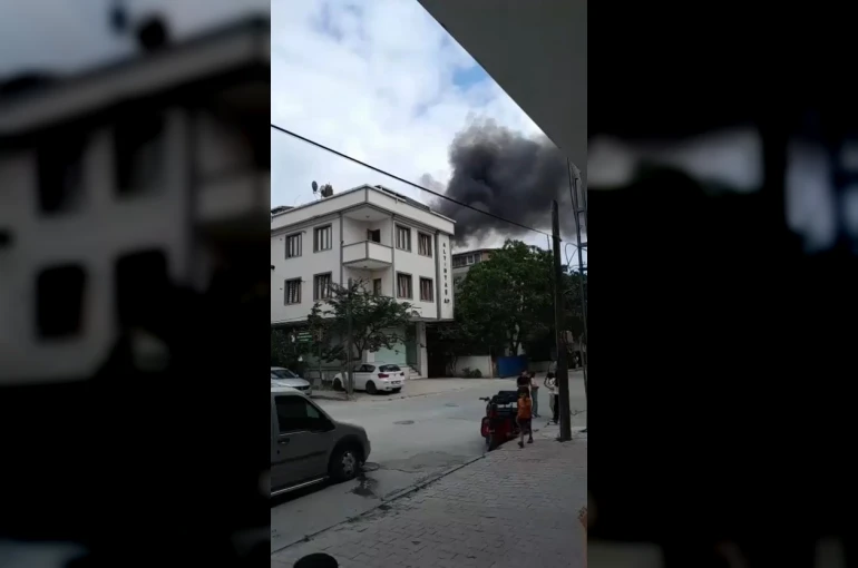 Arnavutköy’de 5 katlı binanın çatısı alev alev yandı