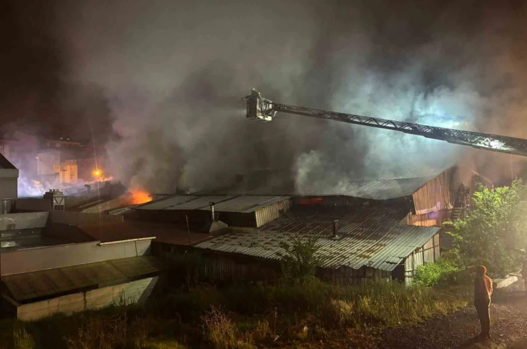Arnavutköy’de ahşap kalıp üretim tesisinde yangın 
