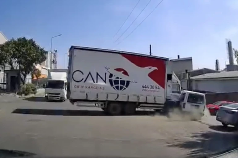 Arnavutköy’de aksiyon filmlerini aratmayan kaza: Kamyon araca çarptı, metrelerce sürükledi