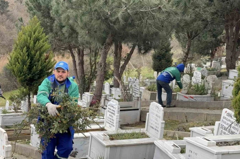Arnavutköy’de bayram öncesi mezarlıklar temizlenerek ziyarete hazır hale getirildi 