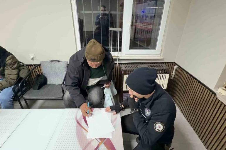 Arnavutköy’de engelli vatandaş bulduğu parayı polise teslim etti 