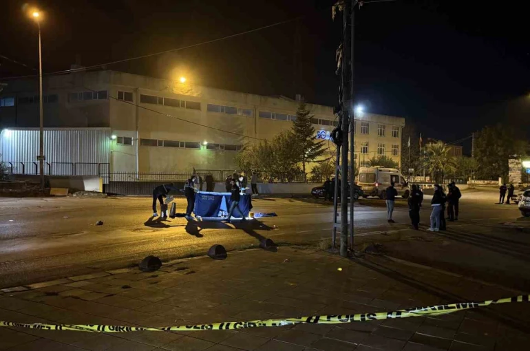 Arnavutköy’de esrarengiz cinayet: Polis yeleği giymiş şahsı vurup kaçtılar