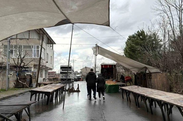 Arnavutköy’de fırtına pazarı vurdu, 08.00’den beri çadırı kuramadılar