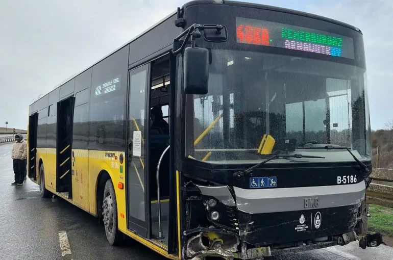 Arnavutköy’de İETT otobüsü kazaya karıştı: 2 yolcu yaralandı 