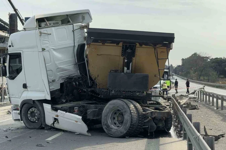 Arnavutköy’de iki kamyon çarpıştı: Sürücü araç içinde sıkıştı 