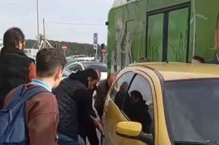 Arnavutköy’de ilginç anlar: Otobüse yol vermek için aracı elleriyle kaldırdılar 