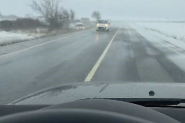 Arnavutköy’de kontrolden çıkan araç çayırlık alana uçtu: Kaza anı kamerada 