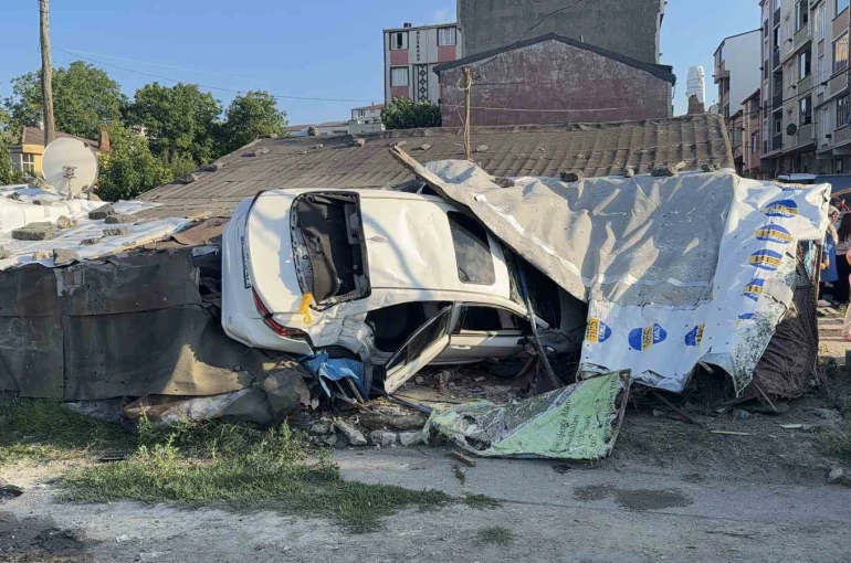 Arnavutköy’de kontrolden çıkan otomobil eve daldı: 5 yaralı