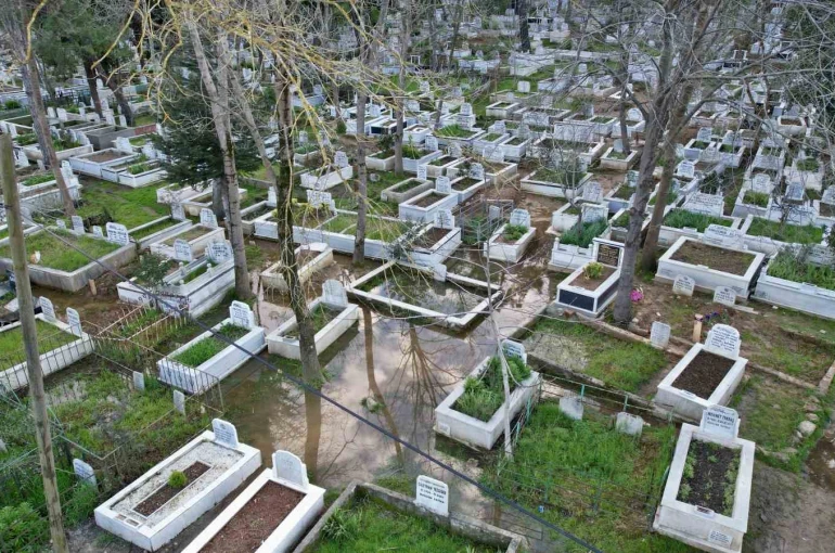 Arnavutköy’de mezarlık sular altında kaldı 