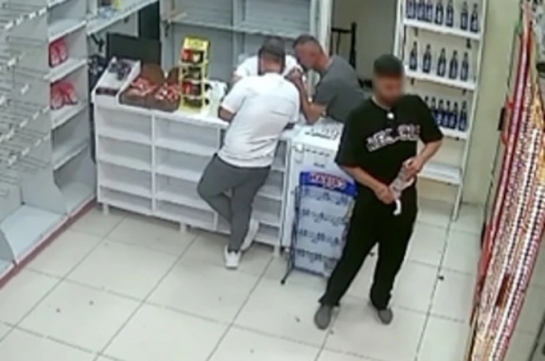 Arnavutköy’de pes dedirten hırsızlık: İçeceği eşofmanına gizleyip çaldı