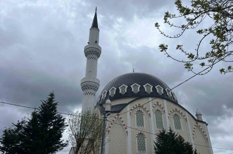 Arnavutköy’de rüzgarın etkisiyle caminin minaresi sallandı, iki bina tahliye edildi 