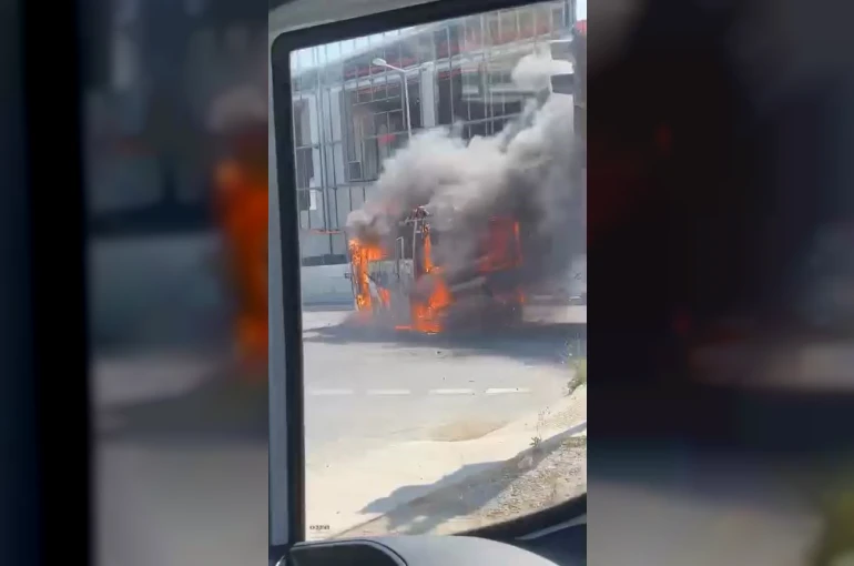 Arnavutköy’de servis minibüsü alev alev yandı 