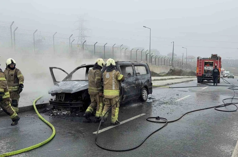 Arnavutköy’de seyir halindeki VIP taksi alev alev yandı 