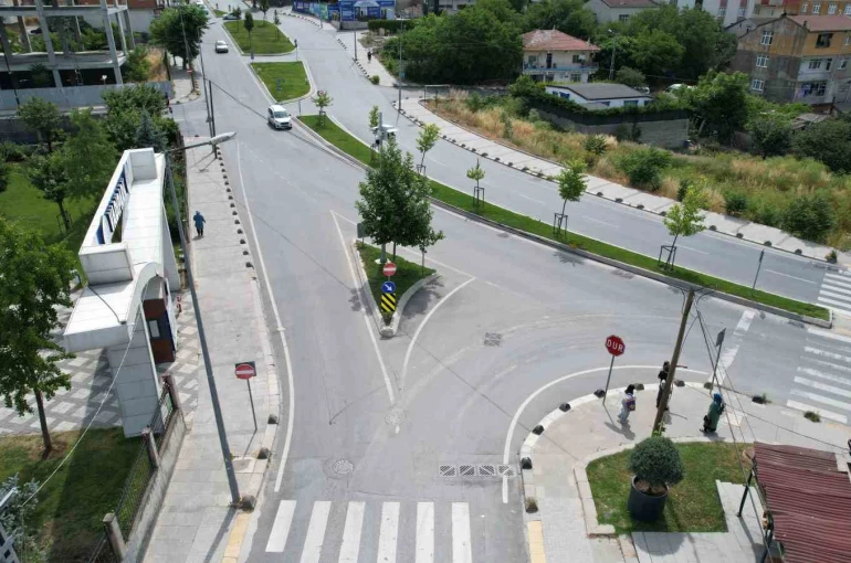 Arnavutköy’de tehlikeli kavşak vatandaşları isyan ettirdi