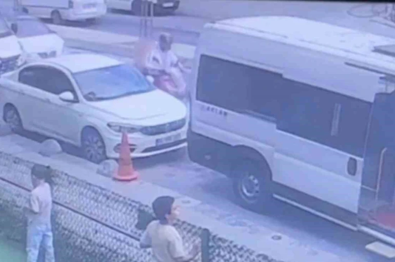Arnavutköy’de yol verme tartışması kazayla sonlandı: Otomobil motosikletliye çarptı 