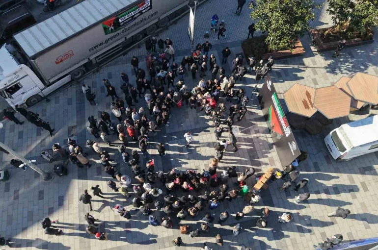 Arnavutköy’den Gazze’ye yardım tırı dualarla uğurlandı 