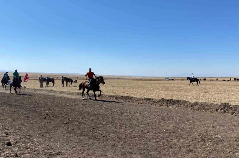 Arpaçay’da 4. Geleneksel Rahvan At Yarışları yapıldı 