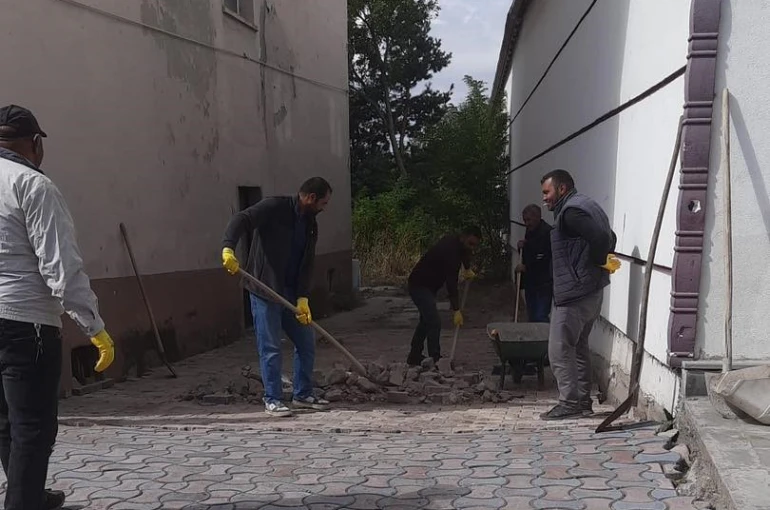 Arpaçay’da kaldırımlar kilitparke taş döşeniyor 